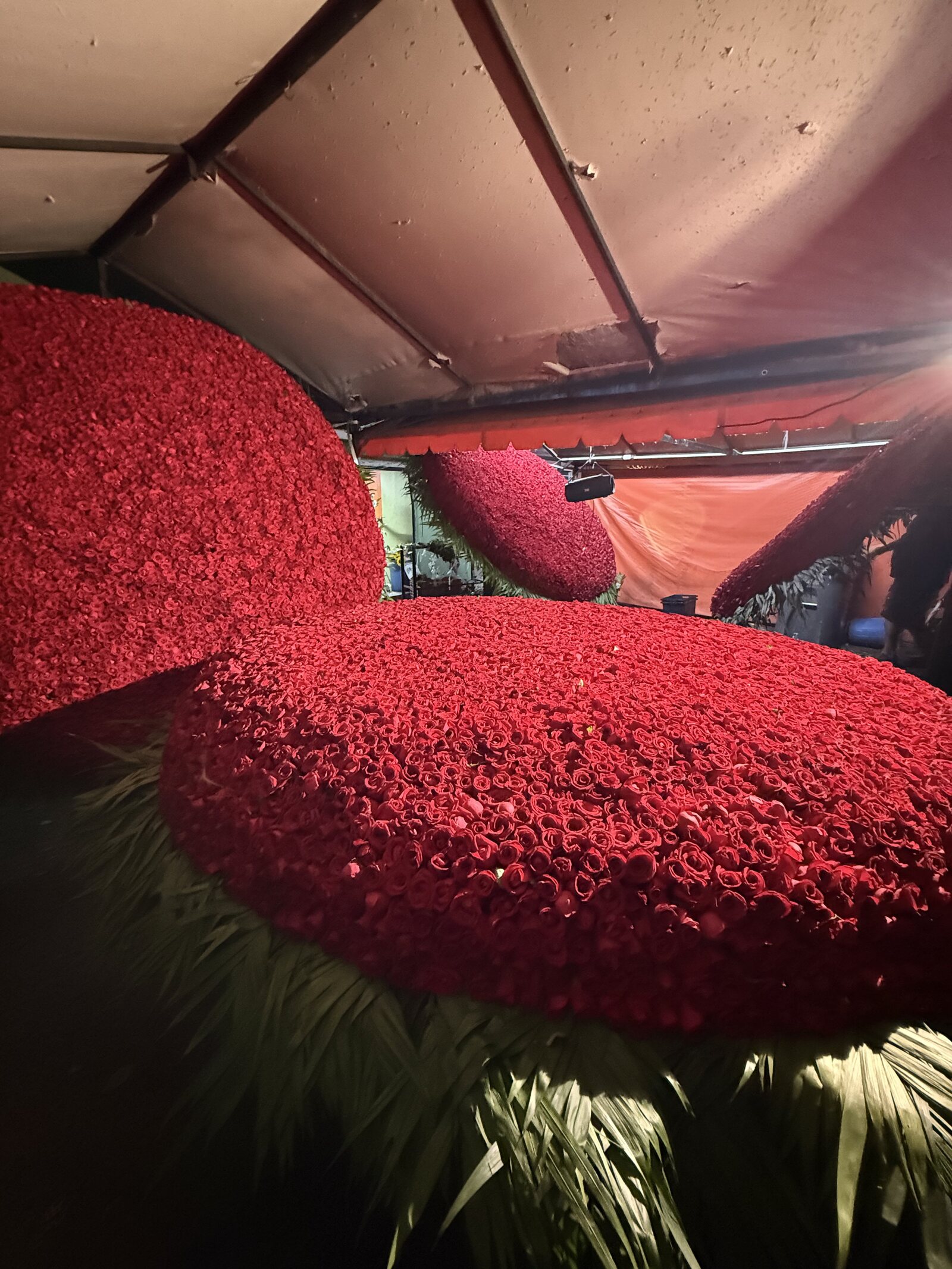 Varias piezas monumentales de rosas en el taller antes de su entrega
