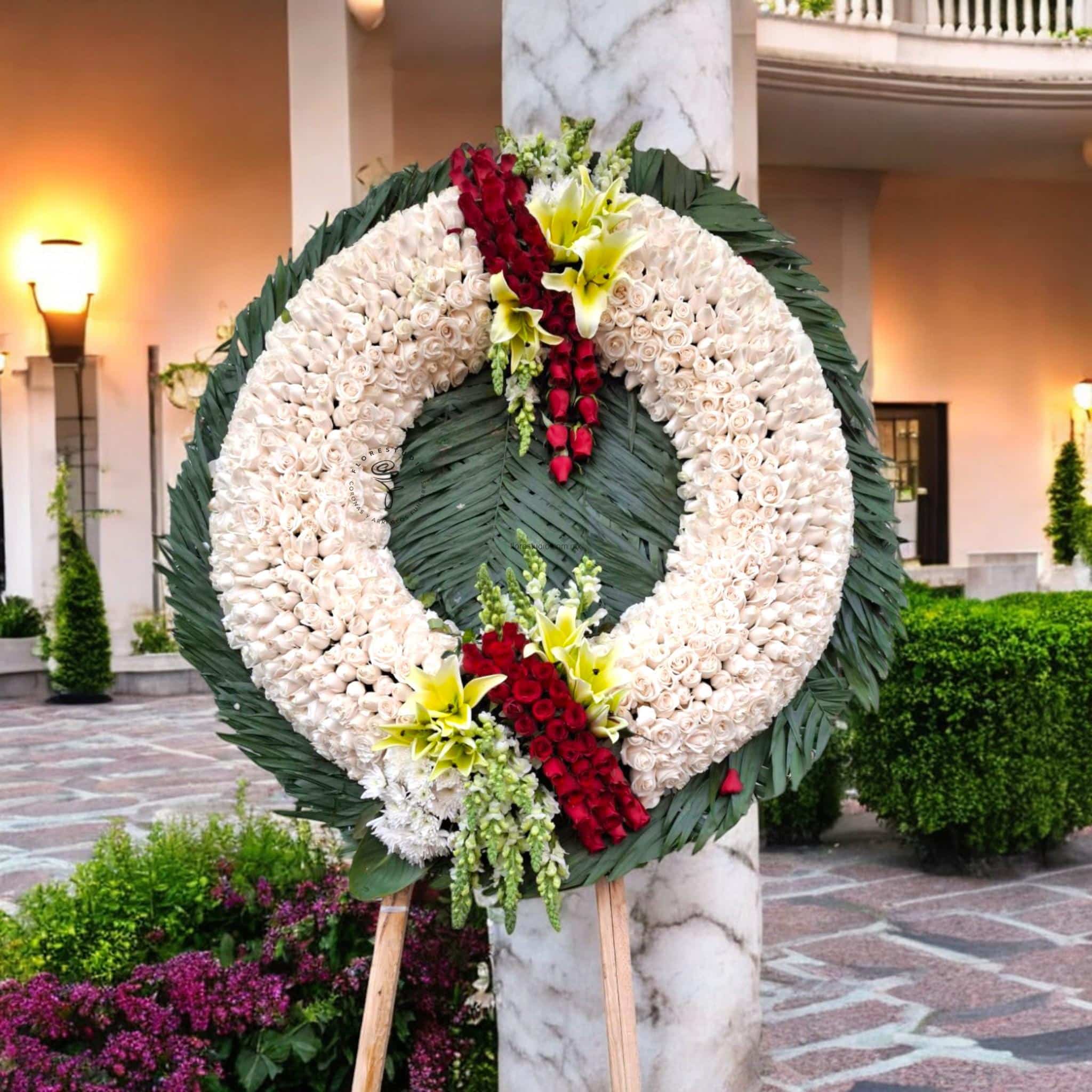 Corona Fúnebre Bendición Infinita, $13,999, con 1000 rosas frescas